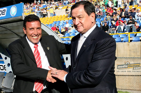 Enrique Meza saluda a Luis Américo Scatolaro.