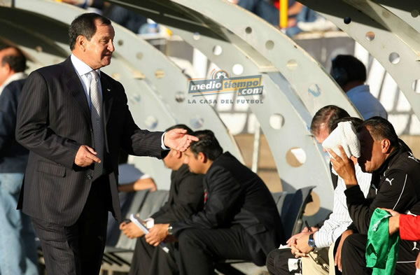 Enrique ';Ojitos'; Meza es el D.T. del Pachuca.