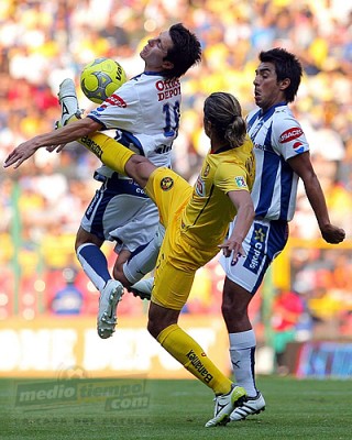 Enrique Vera intenta sacarle la boila a a José Francisco ';Gringo'; Torres.