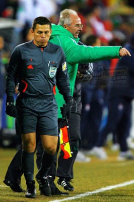 Eriksson se vio desesperado en la banda.