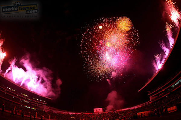 Espectacular espectáculo de pirotecnia en el Estadio Morelos.