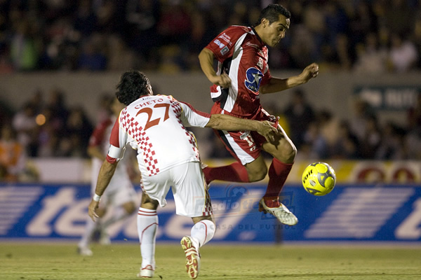 Esqueda le roba la pelota a Leaño... la jugada acabaría en gol de Indios.