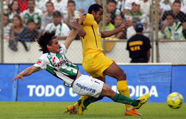 Estrada frena el avance peligroso de Beausejour.