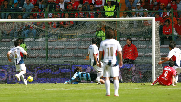 Federico Vilar no pudo hacer mucho en los goles mexiquenses.