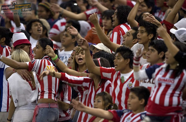 Felicidad rojiblanca después del triunfo de las Chivas.