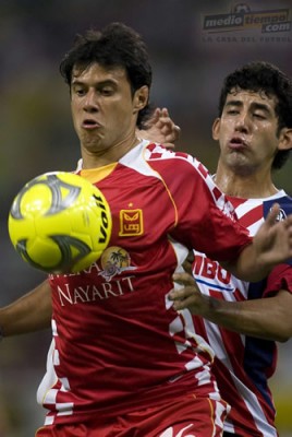 Fredy José Bareiro es marcado por Edgar Mejía.