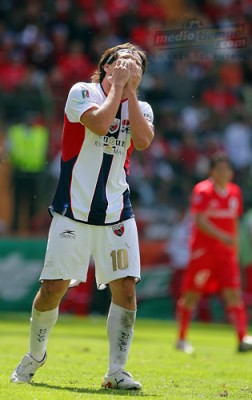 Gabriel Pereyra lamenta una falla de los Potros.