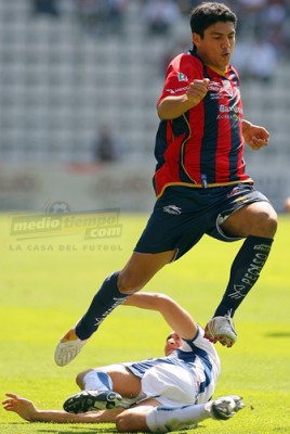 Gerardo Espinoza libra la barrida del rival.