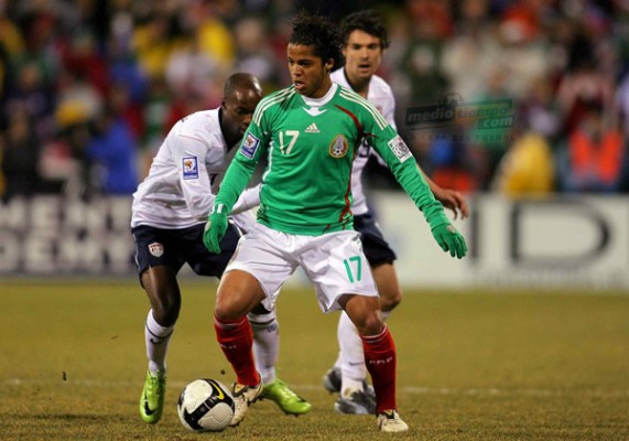 Gio Dos Santos ante DaMarcus Beasley.