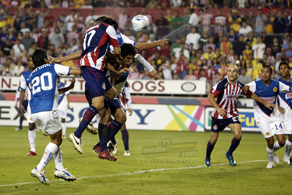 Gol con suerte para Chivas.