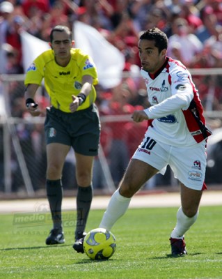 Gómez mantenía el control de la pelota.