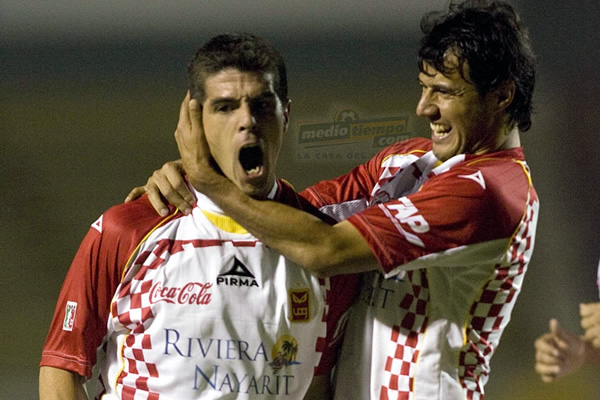 El grito furioso de gol por parte de Graf, observado por Bareiro.