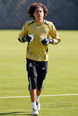 Guillermo Ochoa sigue elevando su nivel futbolístico.