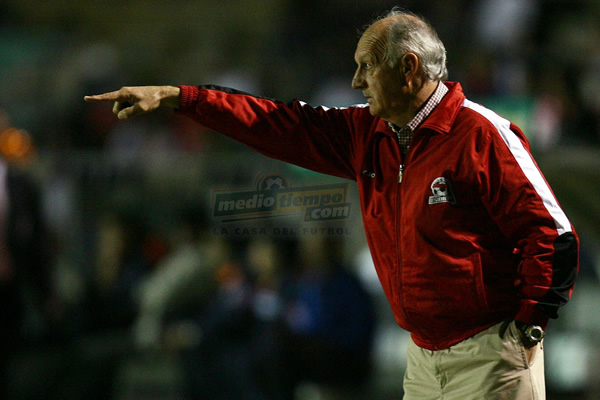 Héctor Hugo Eugui, DT indio, da indicaciones a sus pupilos.