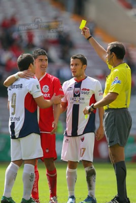 Héctor Mancilla es amonestado por Manuel Glower.