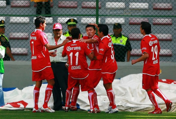 Héctor Mancilla es felicitado por sus compañeros.