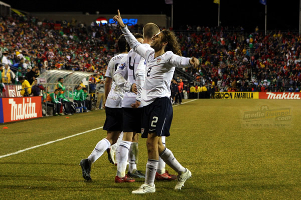 Hejduk festejando la victoria con su afición.