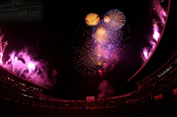 Hermosa postal de fuegos artificiales.