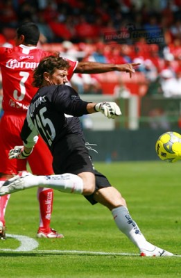 Hernán Cristante inicia la ofensiva de los rojos.
