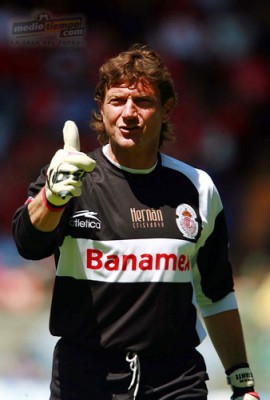 Hernán, en forma de protesta, felicita al Árbitro por una mala decisión.