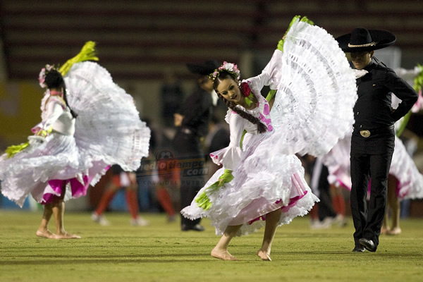 Hubo un colorido espectáculo durante el mediotiempo en Zapopan.