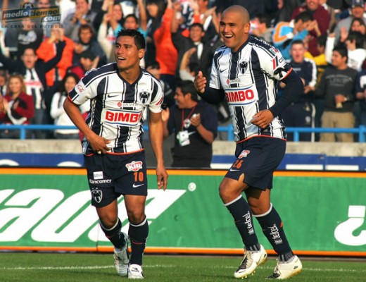 Humberto Suazo felicita a Osvaldo Martínez por su primer gol del torneo.