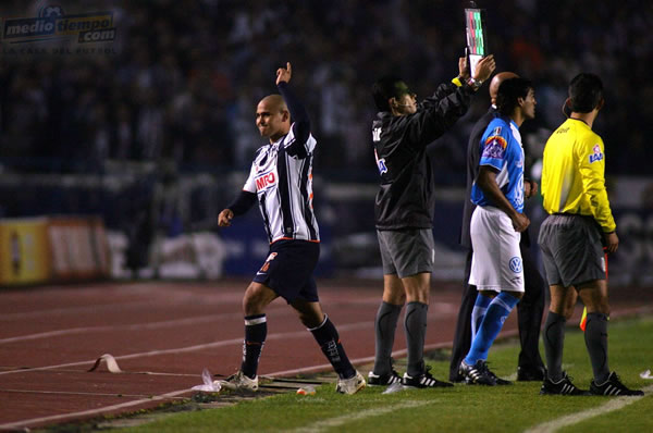 Humberto Suazo salió de cambio al 76';.