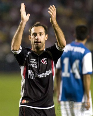 Ismael Fuentes aplaude tras el silbatazo final.