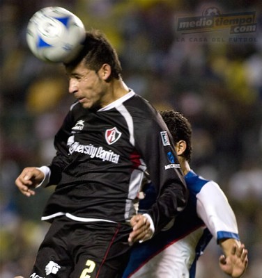 Ismael Fuentes voló para impedir que la bola llegara a Enrique ';Paleta'; Esqueda.