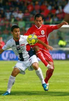 Israel López recuperó los balones en la media cancha.
