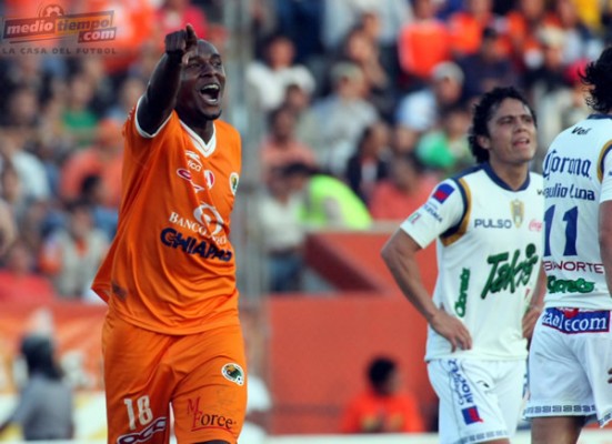 Itamar Batista reclama un tiro de esquina.