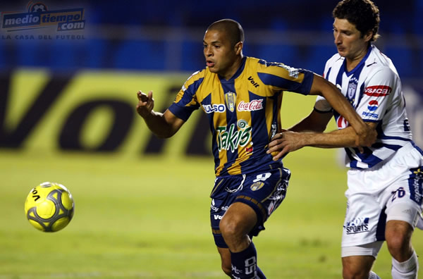 Javier David Muñoz marca a Diego Álvarez.