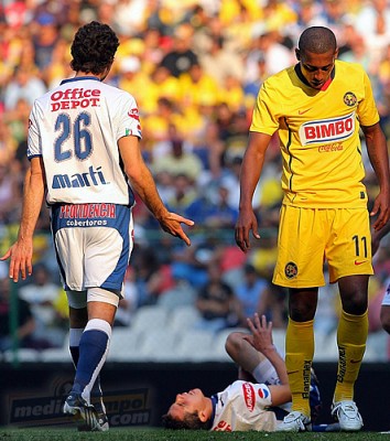 Javier David Muñoz Mustafá le reclama a Robert de Pinho tras faulear al ';Chaco';.