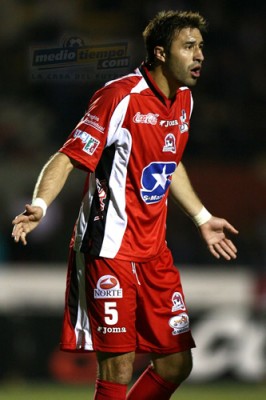 Javier Malagueño cuestiona una decisión arbitral.