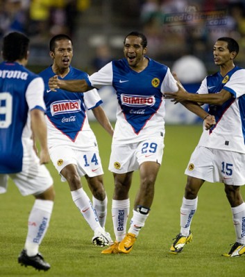 Jean Beausejour dio la alegría al minuto 37.