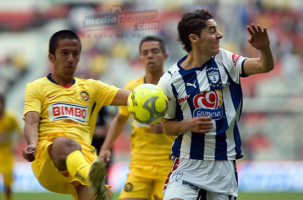 Jesús Armando ';Woody'; Sánchez despeja ante la llegada de ';Chema'; Cárdenas.