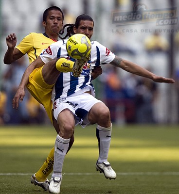 Jesús Armando ';Woody'; Sánchez intenta sacarle la redonda a Ulises Mendivil.