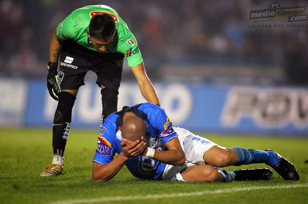 Jonathan Emmanuel Orozco asiste a Alejandro Acosta.
