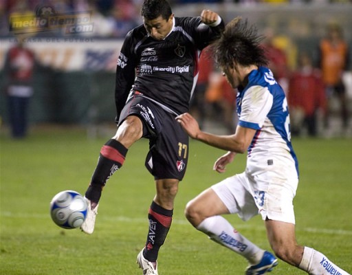 Jorge Daniel Achucarro dispara antes de que le obstruya José Joaquín Martínez.