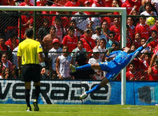 José de Jesús Corona salvó a su equipo con esta atajada de postal.