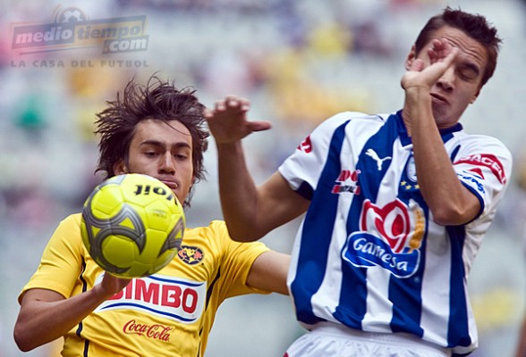 José Joaquín Martínez anticipa y le gana la bola a Carlos Gerardo Rodríguez.