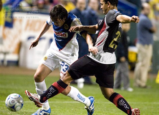 José Joaquín Martínez intenta driblar a Eduardo Rergis.