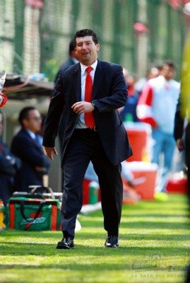 José Manuel de la Torre tuvo que dejar la cancha del Nemesio Díez.