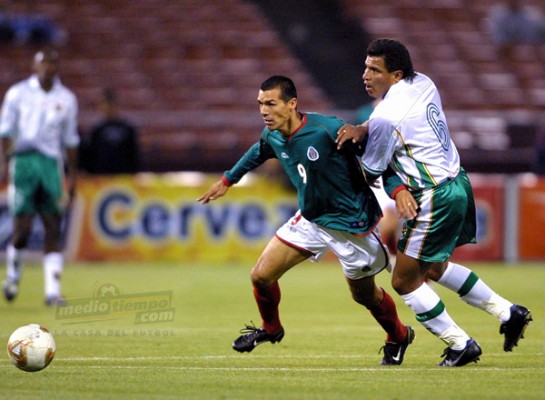 2002, juego amistoso en San Francisco, México 1-0 Bolivia. Jared Borgetti con instinto goleador.