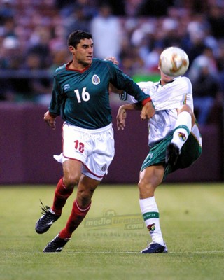 2002, juego amistoso en San Francisco, México 1-0 Bolivia. Salvador Carmona con rudeza.