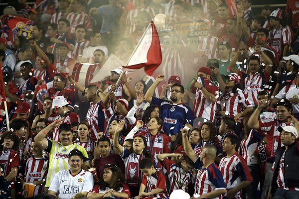 La afición en Texas llenó el estadio.