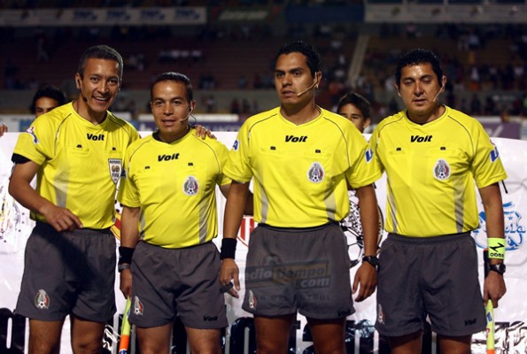 La cuarteta arbitral para el encuentro.