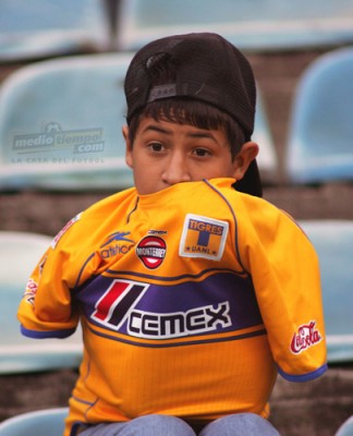 La joven afición presente en el estadio.