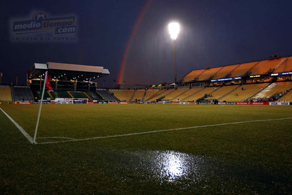 La lluvia cayó con fuerza antes del inicio del encuentro.