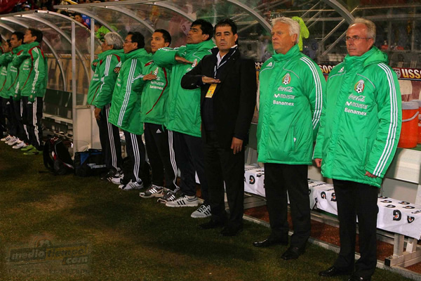 Las bancas también estuvieron atentas a la ceremonpia de los Himnos.
